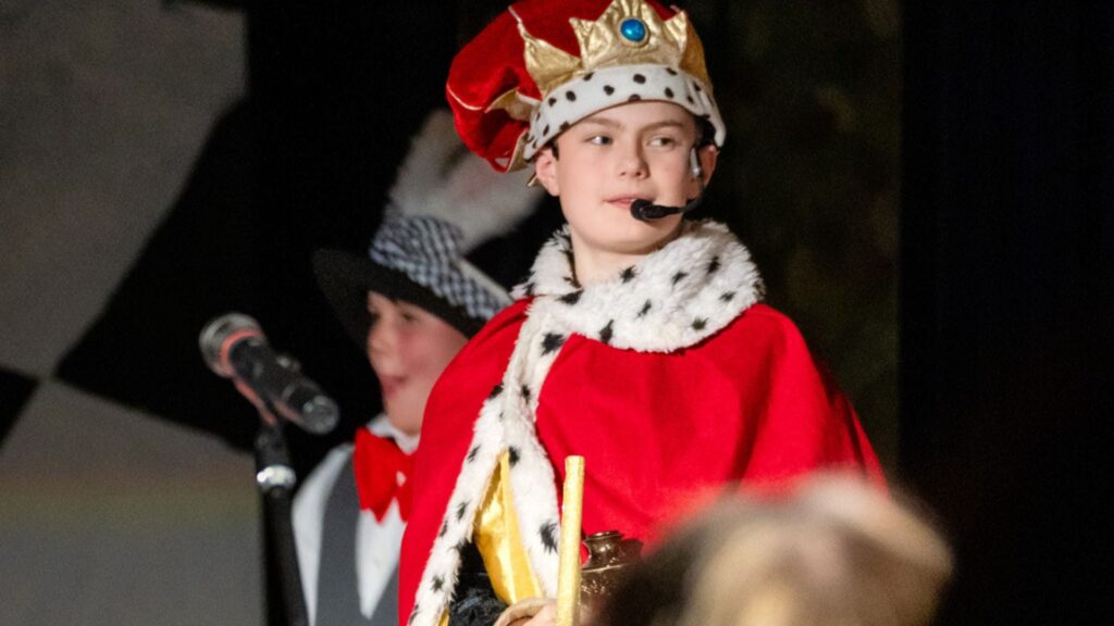 Child king costume performance